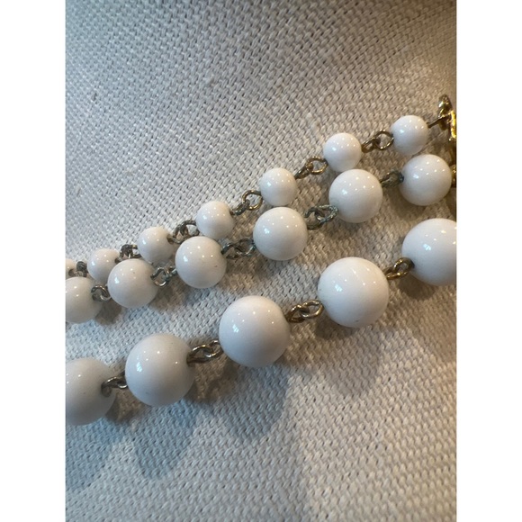 Vintage Milk Glass Necklace - Picture 4 of 6